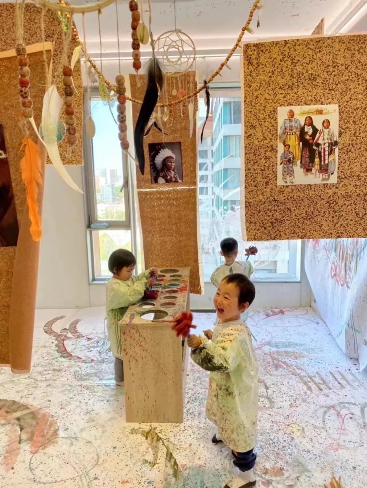 孩子在创作过程中的样子