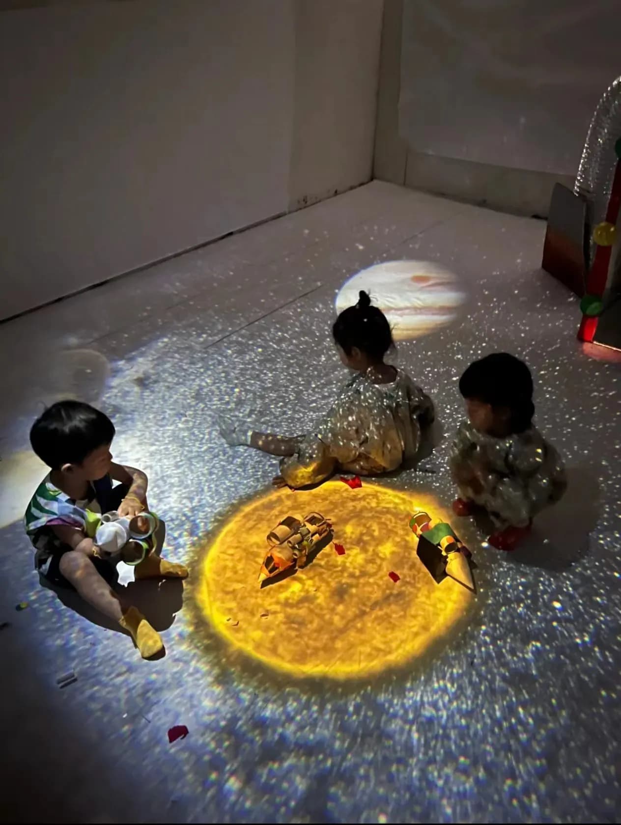 主题实景空间里的孩子